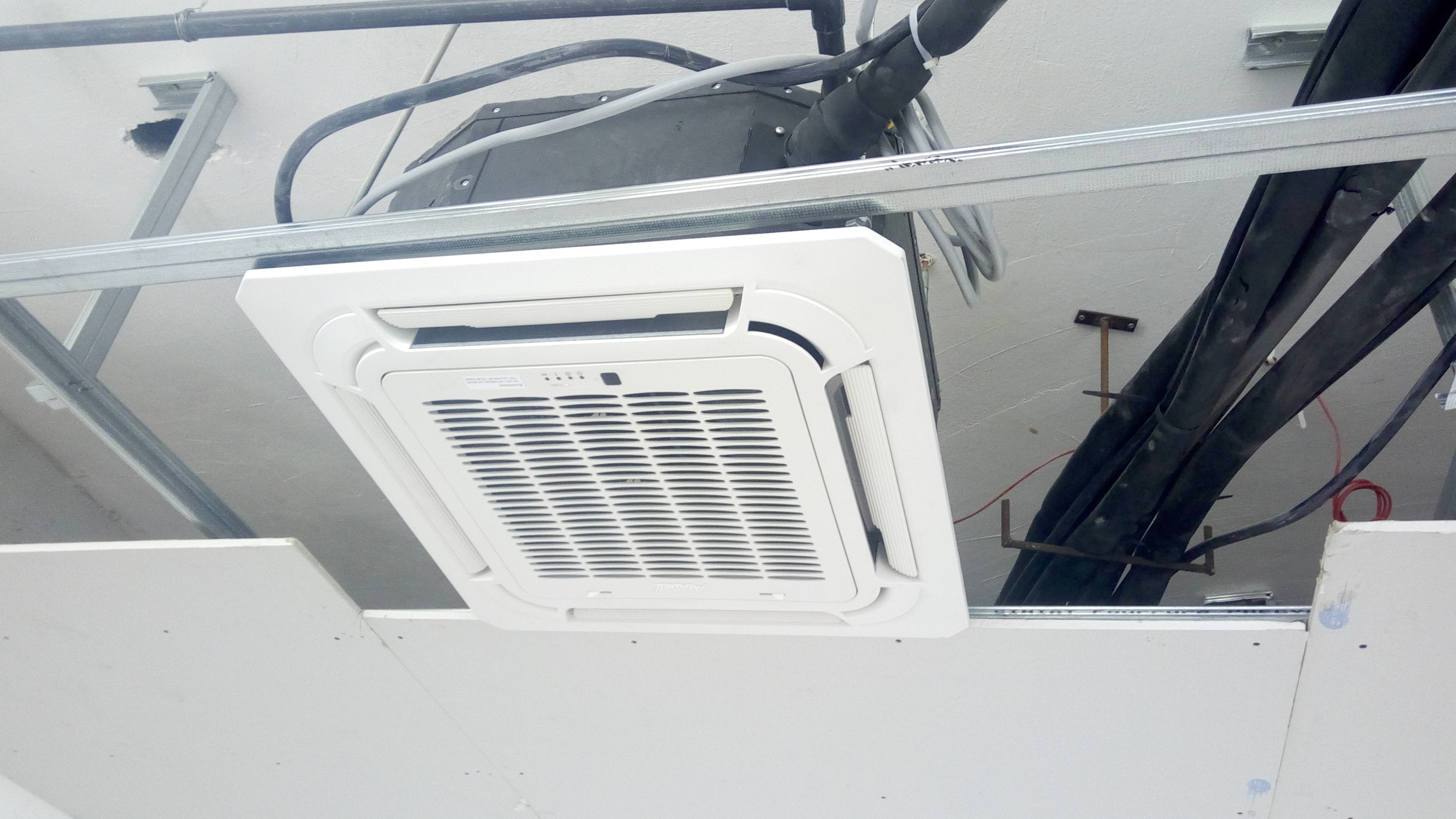 Pose split cassette Phone Group