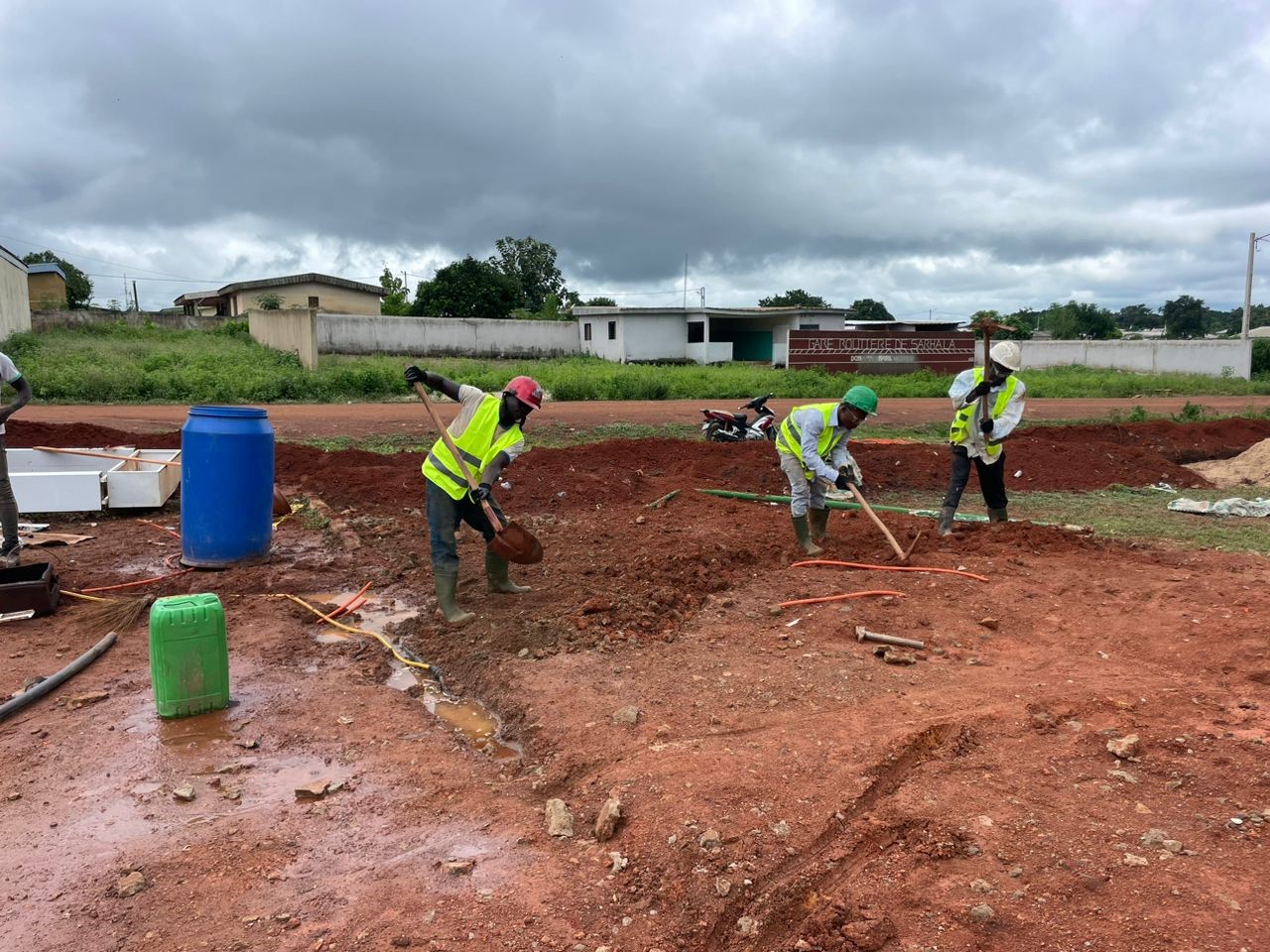 Construction station service avec auvent 1