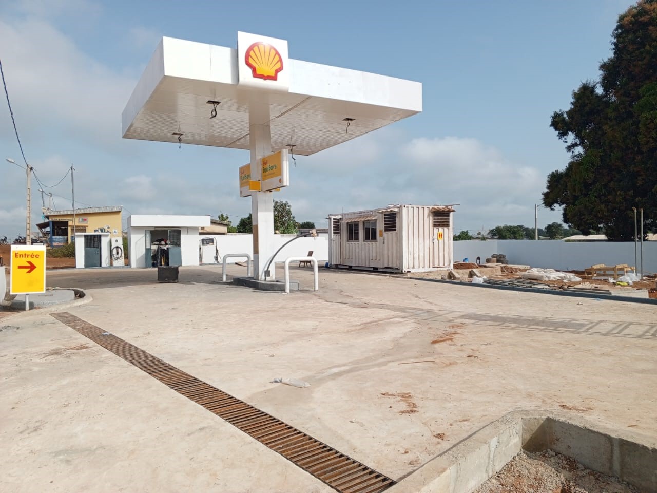 Construction station service avec auvent 2