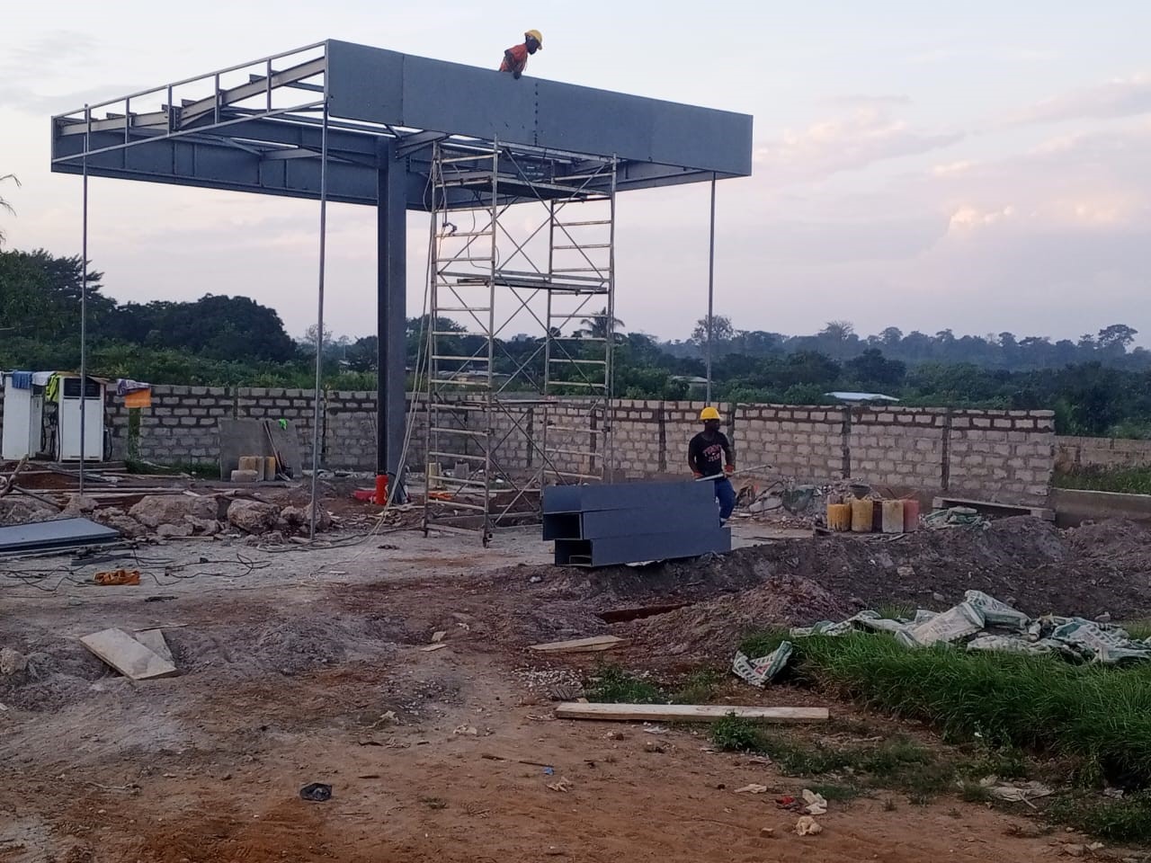 Construction station service avec auvent 3