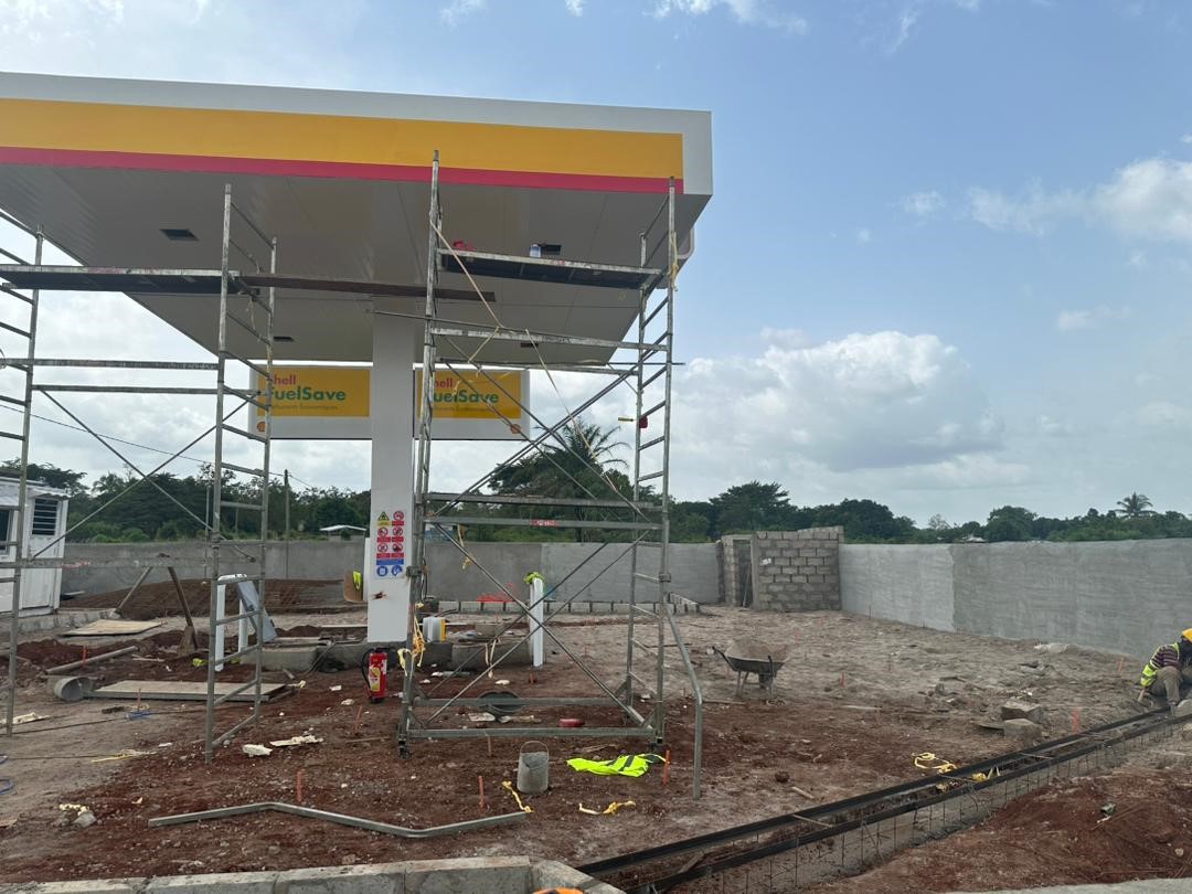 Construction station service avec auvent 4