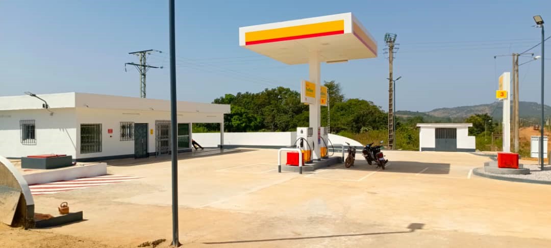 Construction station service avec auvent 5